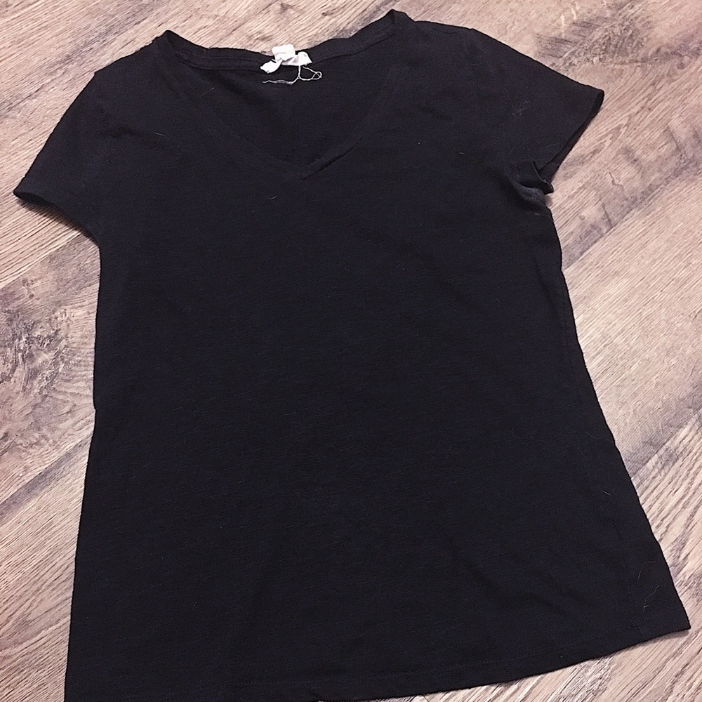 Basic V-Neck Tee ‼️*ADD TO BUNDLES*‼️
